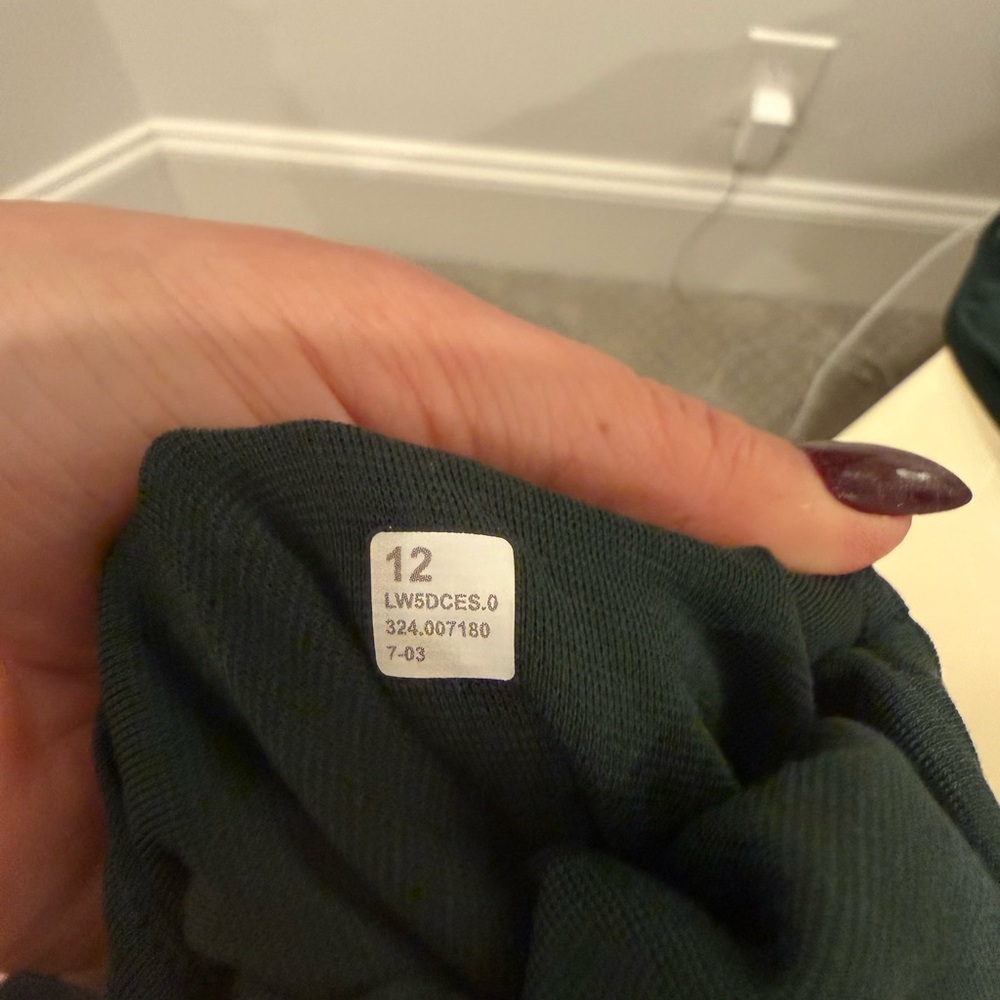 Align High-Rise Crop with Pockets 23” Size 12 Legacy Green - Picture 4 of 4